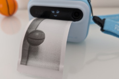 Der tintenfreie Sofortdruck ist die eigentliche Stärke des Konzepts und sorgt im Alltag für genau den Spaßfaktor, den Kinder an der Kamera schätzen. (Foto: Testsieger.de)