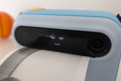 Das kleine OLED-Display auf der Vorderseite mit Emojis und Statusanzeigen ist eine charmante Idee, die gut zur jungen Zielgruppe passt. (Foto: Testsieger.de)