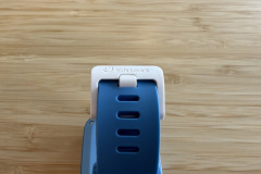 Die weiße Dornschließe mit der Prägung "Kids Love It" lässt sich unkompliziert öffnen und schließen. (Foto: Testsieger.de)