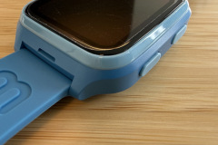 Das Kunststoffgehäuse wirkt zweckmäßig, hält im Alltag aber problemlos mit und das Silikonarmband sitzt angenehm am Handgelenk. (Foto: Testsieger.de)