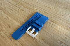 Die Armbandschlaufen tragen den myFirst Schriftzug und halten das Bandende sauber in Position. (Foto: Testsieger.de)