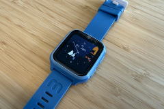 Auch seitlich betrachtet überzeugt das AMOLED Display mit guter Lesbarkeit und lebendiger Farbdarstellung im Alltag. Es könnte jedoch deutlich schärfer sein.(Foto: Testsieger.de)