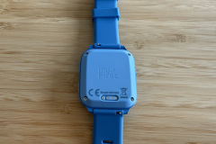 Das magnetische Ladekabel haftet sicher an den Kontakten auf der Rückseite und startet den Ladevorgang ohne Kontaktprobleme. (Foto: Testsieger.de)