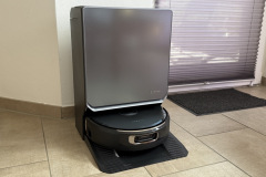 Die Multifunktions-Basisstation überzeugt nicht nur optisch: Im Test arbeitet sie tadellos, entleert den Staubbehälter automatisch und reinigt die Wischwalze mit heißem Wasser. (Foto: Testsieger.de)