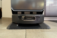 Das TwinAI-Sensorsystem an der Front des Narwal Flow 2 soll Hindernisse zuverlässig erkennen, berührt im Test mit 6 Gegenständen auf 20 Quadratmetern aber mehrere Objekte und bleibt damit hinter den Erwartungen für ein Gerät dieser Preisklasse zurück. (Foto: Testsieger.de)