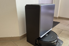 Trotz eines Gewichts von rund 9,8 Kilogramm wirkt die Basisstation des Narwal Flow 2 kompakt genug, um im Alltag nicht übermäßig aufzufallen. (Foto: Testsieger.de)