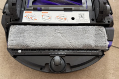 Die breite Wischwalze des FlowWash-Systems arbeitet mit kontinuierlich auf 60 Grad Celsius erhitztem Wasser und reinigt sich während des Betriebs in Echtzeit selbst. (Foto: Testsieger.de)