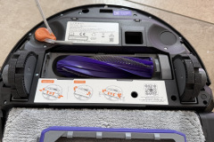 Die Hauptbürste des Narwal Flow 2 schlägt sich im Haartest solide, verheddern sich vereinzelt Haare im Betrieb. Eine Tricut-Bürste mit integrierter Schneidefunktion, wie sie Dreame oder Roborock verbauen, fehlt dem Gerät. (Foto: Testsieger.de)