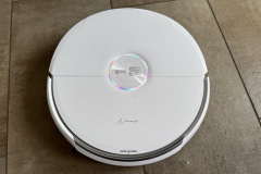 Mit nur 9,5 Zentimetern Höhe passt der Narwal Flow unter nahezu jedes Möbelstück und punktet mit modernem Look. (Foto: Testsieger.de)