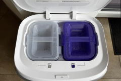 Links der Schmutzwassertank (4,75 l) und rechts der Frischwassertank (5 l) – ausreichend für mehrere Reinigungen. (Foto: Testsieger.de)