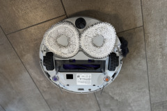 Nahaufnahme der Roboter Unterseite von Oben, die seine ovalen/dreieckigen Wischpads zeigt. (Foto: Testsieger.de)