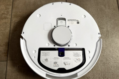 Bei Bedarf lässt sich der Roboter über den Reset-Knopf über dem Power-Button wieder auf Werkseinstellungen setzen. (Foto: Testsieger.de)