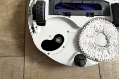 Ein Blick auf die Unterseite des Roboters, der das linke Wischhpad ausfahren kann. (Foto: Testsieger.de) (Foto: Testsieger.de)