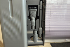 Praktisch im Alltag: Mit Fugendüse, Staubbürste, Mini Bürste und Verlängerungsstange ist das Zubehör im Test vielseitig und genau passend für Auto, Sofa und schwer erreichbare Stellen. Bei Wunsch kann man die Aufsätze in der Station verstauen. (Foto: Testsieger.de).