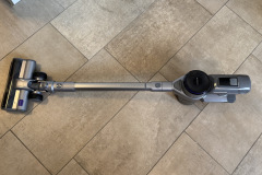 Gute Arbeitshöhe: Mit Rohr und Bodendüse kommt der Narwal auf etwa 110 Zentimeter und lässt sich bei Bedarf bis rund 117,5 Zentimeter verlängern, ideal auch für größere Personen. (Foto: Testsieger.de).