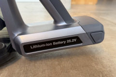 raktisch gelöst: Zum Lieferumfang gehören zwei Wechselakkus, im Automodus kommen wir damit im Test auf rund 54 Minuten Laufzeit. (Foto: Testsieger.de).