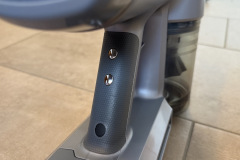 Griffig und robust: Das Handteil fühlt sich stabil an und liegt gut in der Hand, auch wenn längeres Arbeiten in höheren Bereichen durch das Gewicht anstrengend werden kann. (Foto: Testsieger.de).