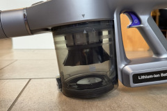 Den Staubbehälter können wir entsprechend der Pfeile in Drehrichtung auf und wieder verschließen, das passt zur insgesamt nutzerfreundlichen Handhabung im Test. (Foto: Testsieger.de).