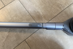 Flexibel für große Personen: Mit Saugrohr und Bodendüse erreicht der Sauger etwa 110 Zentimeter Arbeitshöhe und lässt sich bei Bedarf bis rund 117,5 Zentimeter verlängern. (Foto: Testsieger.de).