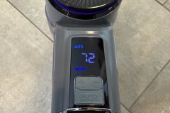 Auto Taste sowie Plus und Minus für die Leistungsstufen machen die Bedienung angenehm einfach, das übersichtliche Display zeigt Modus und Akkustand in Prozent. (Foto: Testsieger.de).