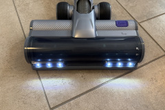 Gute Idee mit wenig Effekt: Das LED Licht soll Schmutz sichtbar machen, in der Praxis wirkt der Lichtstrahl im Test aber zu dunkel und bringt kaum Mehrwert. (Foto: Testsieger.de).