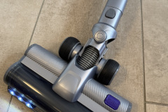 Echte Alltagshilfe: Dank Knickgelenk kommt der Narwal V40 Station deutlich leichter unter Sofa und Bett, das gehört zu den besten Komfortfunktionen im Test. (Foto: Testsieger.de).