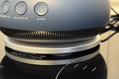 Hochwertig verarbeitet: Die Motorbasis wirkt stabil, sauber verarbeitet und zeigt im Test keinerlei Spaltmaße oder scharfe Kanten. Auch die Bedienelemente sind passgenau integriert. (Foto: Testsieger.de)