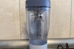 Praktisch für den Alltag: Die gut ablesbare Skala erleichtert das genaue Abmessen von Zutaten direkt im Trinkbecher. (Foto: Testsieger.de)