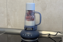 Kompakt und auffällig im Design: Mit unter drei Kilogramm Gewicht und schlanker Bauform lässt sich der Mixer flexibel in der Küche platzieren. (Foto: Testsieger.de)