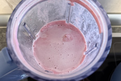 Leistungsstark im Test: Selbst gefrorene Erdbeeren und Milch verarbeitet der Mixer in kurzer Zeit zu einem cremigen Ergebnis, auch wenn beim Sorbet vereinzelt Stücke zurückbleiben können. (Foto: Testsieger.de)