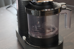 Das Einsetzen und Herausnehmen der Schüssel klappt gut. Hin und wieder hakt es jedoch leicht. (Foto: Testsieger.de)