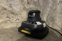 Der PowerPod der Ninja CRISPi 4-in-1, der alle Bedienelemente beherbergt und als Basis für die transparenten Glasbehälter dient. (Foto: Testsieger.de)