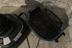 Mit ihren kompakten Abmessungen wirkt die Fritteuse angenehm zurückhaltend und beansprucht deutlich weniger Platz als viele klassische Heißluftfritteusen. (Foto: Testsieger.de)