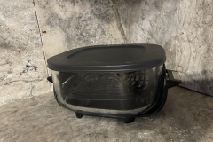 Der große Glasbehälter (3,8 Liter Fassungsvermögen) kann dank des mitgelieferten Deckels direkt als Transport- oder Aufbewahrungsbox für zubereitete Speisen genutzt werden. (Foto: Testsieger.de)