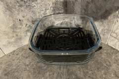 Der kleine Glasbehälter mit Crisper-Gitter. Durch die transparenten Wände lässt sich der Garprozess jederzeit von außen beobachten. (Foto: Testsieger.de)