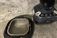 Die Ninja CRISPi verfolgt ein modulares Konzept: Der PowerPod liegt auf dem kleinen Glasbehälter auf, und das abgebildete Zusatzteil dient zur Befestigung am großen Behälter, was eine flexible Nutzung der Schalen ermöglicht. (Foto: Testsieger.de)