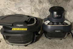 Der gesamte Lieferumfang umfasst den PowerPod, die beiden unterschiedlich großen Glasbehälter (3,8 Liter und 1,4 Liter), die Crisper-Gitter und passende Deckel, die das Gerät zu einem flexiblen Küchenhelfer machen. (Foto: Testsieger.de)