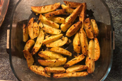 Frische, selbstgeschnittene Pommes entwickeln in der Ninja CRISPi 4-in-1 dank gleichmäßiger Hitzeverteilung schnell die gewünschte Bräunung und Knusprigkeit. (Foto: Testsieger.de)