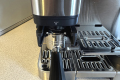 Siebträger beim Mahlvorgang in der Ninja ES601EU unter dem Bohnenmahlwerk.