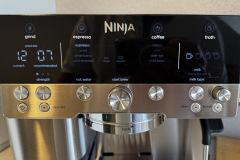 igitales Bedienfeld der Ninja ES601EU mit Drehregler und Tasten.