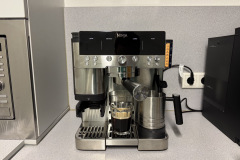 Ninja-Kaffeemaschine nach der Espressozubereitung mit eingesetztem Glas und Milchkaraffe.