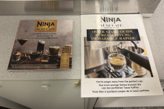 Rezeptbuch und Quick Start Guide der Ninja ES601EU nebeneinander auf einem Küchentresen.