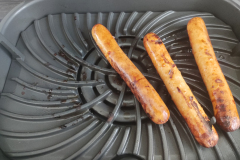 Die Grillfunktion gefällt uns sehr gut. Selbst vegane Würsten bekommen eine schöne Farbe. (Foto: Testsieger.de)