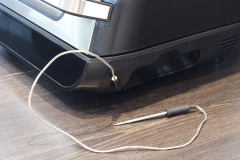 Das Thermometer lässt sich an der rechten Seite unterbringen. Hier befindet sich auch der Anschluss. (Foto: Testsieger.de)