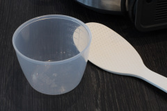 Der Messbecher und der Reisheber sind praktische Zubehörteile. (Foto: Testsieger.de)