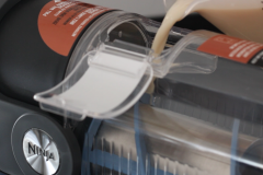 Dank der großen Klappe geht beim Einschenken so gut wie nie etwas daneben. (Foto: Testsieger.de)