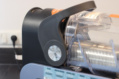 Zur Reinigung lässt sich der Behält über den großen Hebel einfach lösen. (Foto: Testsieger.de)