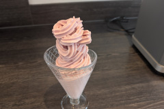 Cremiges Erdbeer-Softeis mit luftiger Struktur – die Maschine überzeugt mit einer authentischen Softeis-Ausgabe, die in der Konsistenz angenehm weich ist. (Foto: Testsieger.de)