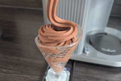Mit dem passenden Rezept gelingt die Ausgabe gleichmäßig und cremig – das Schokoladeneis überzeugt mit ausgewogenem Geschmack. (Foto: Testsieger.de)