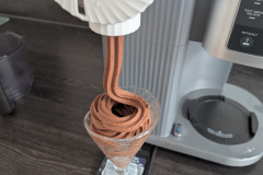 Die Softeisausgabe erfolgt homogen, auch wenn der interne Vorschubmotor einen Moment Anlauf benötigt. (Foto: Testsieger.de)